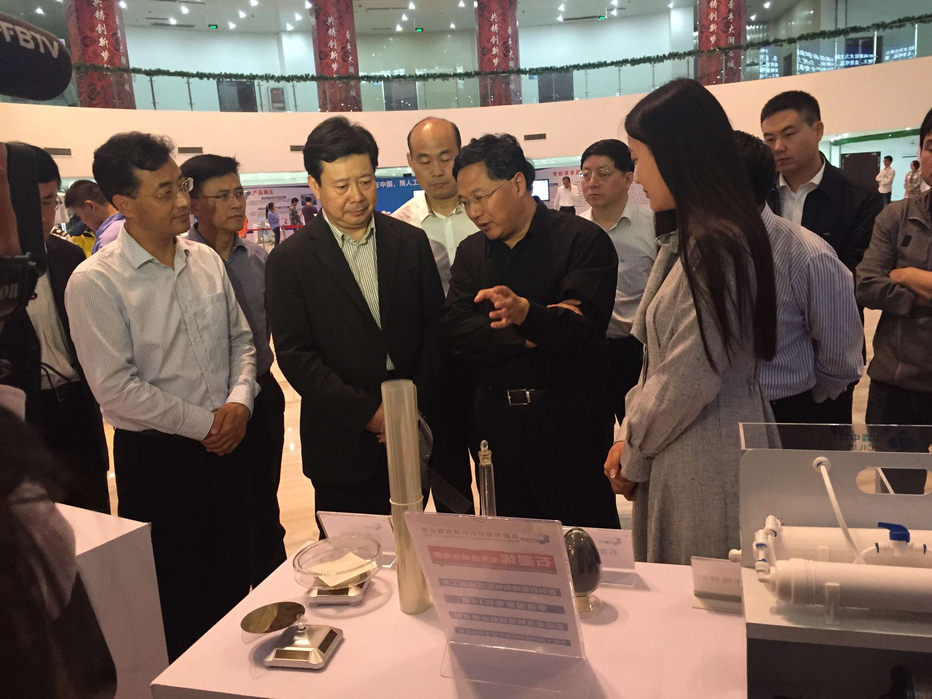 青島市委書記李群參觀公司產(chǎn)品展示